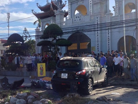 Ô tô va tàu hỏa, một người tử vong, 5 người bị thương