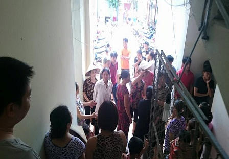 Cứu người phụ nữ rơi từ tầng 5 