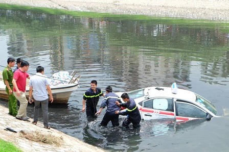 Hà Nội: taxi bất ngờ “bay” xuống sông Tô Lịch