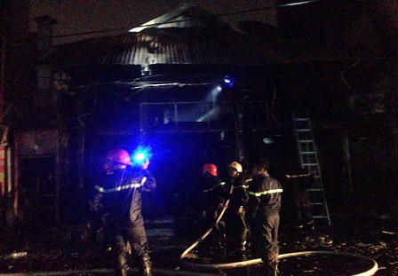 Hàng chục học sinh mắc kẹt trong đám cháy lớn tại Hà Đông