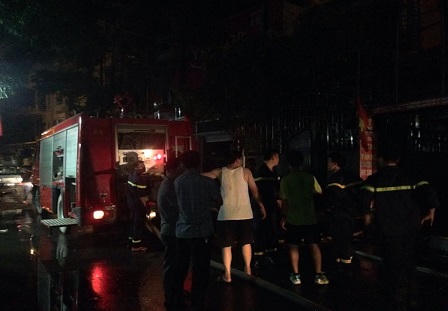 Hàng chục học sinh mắc kẹt trong đám cháy lớn tại Hà Đông