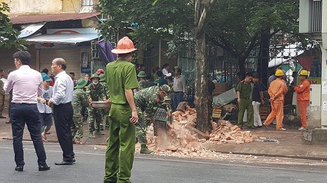 1 người chết, 4 nạn nhân vụ sập biệt thự cổ đang cấp cứu