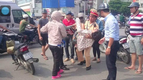 Va quyệt trên đường, thai phụ được lực lượng CSGT đưa đi cấp cứu