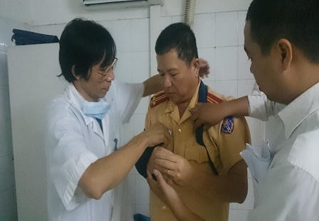 Bắt nam thanh niên ném gãy tay Trung tá CSGT 