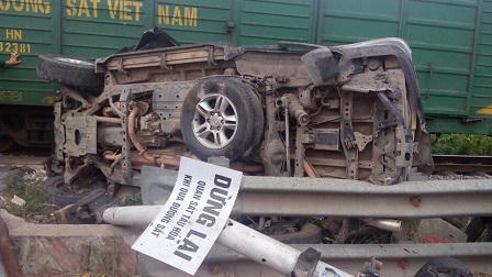 Cố băng qua đường sắt, ôtô Lexus bị tàu hỏa hất tung