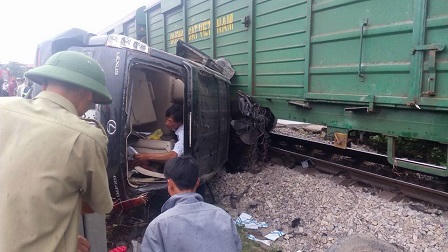 Cố băng qua đường sắt, ôtô Lexus bị tàu hỏa hất tung