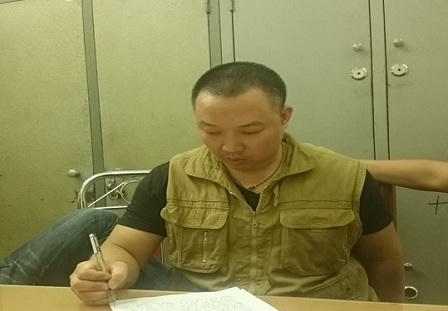 Cầm rìu đe doạ người nhà, chống trả công an