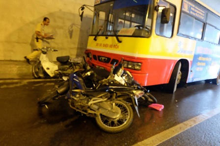 Hà Nội: Xe buýt húc hàng loạt xe máy dưới hầm Kim Liên