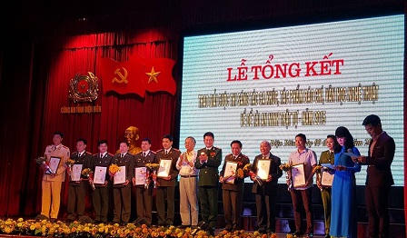 Công an Điện Biên trao giải Ba cho báo PLVN 