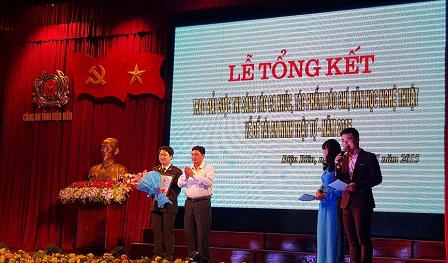 Công an Điện Biên trao giải Ba cho báo PLVN 