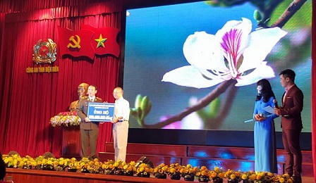 Công an Điện Biên trao giải Ba cho báo PLVN 
