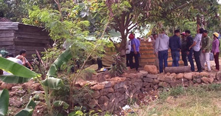 Bàng hoàng phát hiện hàng xóm chết sau nhà mình