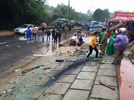 Xe khách tông xe tải, 7 người nguy kịch