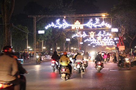 Phố phường Hà Nội lung linh đón Giao thừa
