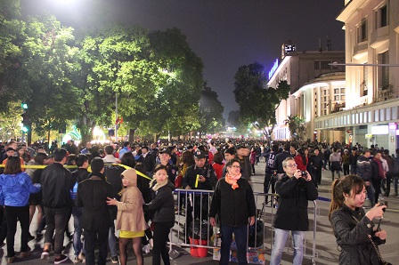 Phố phường Hà Nội lung linh đón Giao thừa