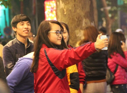 Phố phường Hà Nội lung linh đón Giao thừa