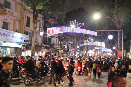 Phố phường Hà Nội lung linh đón Giao thừa