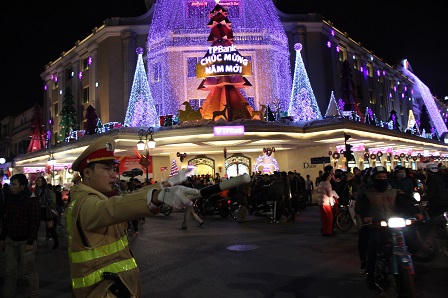 Phố phường Hà Nội lung linh đón Giao thừa