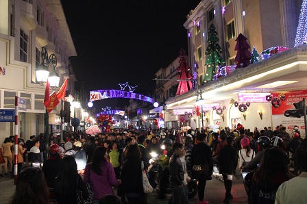 Phố phường Hà Nội lung linh đón Giao thừa