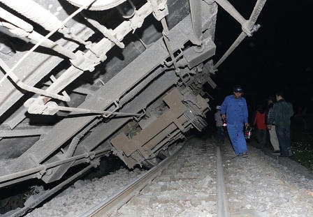 Va chạm với container, đầu tàu hỏa văng khỏi đường ray