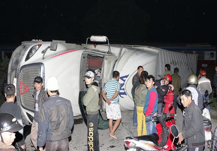 Va chạm với container, đầu tàu hỏa văng khỏi đường ray