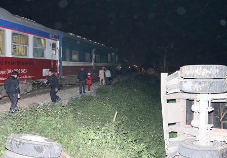 Va chạm với container, đầu tàu hỏa văng khỏi đường ray