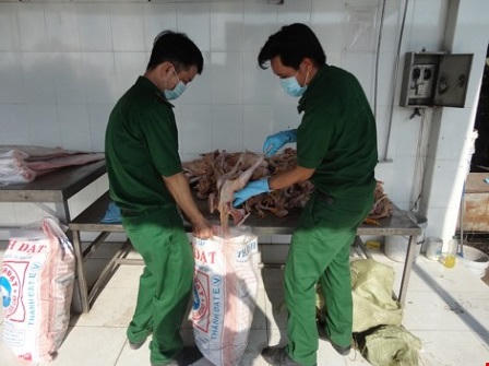 Bắt xe chở 160 kg thịt gà bẩn được tuồn vào TP.HCM