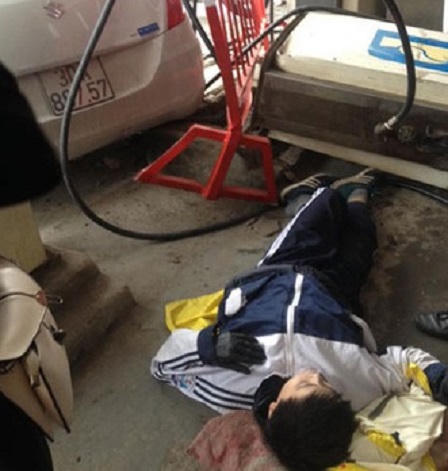 Ô tô lùi đổ trụ bơm xăng, tông học sinh gãy chân