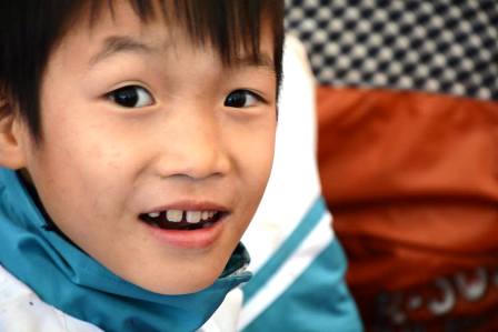 Nụ cười “toả nắng” của trẻ em nơi vùng sương tuyết