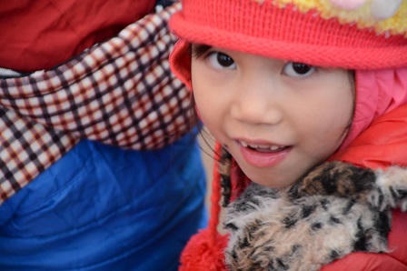 Nụ cười “toả nắng” của trẻ em nơi vùng sương tuyết