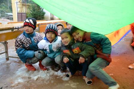 Nụ cười “toả nắng” của trẻ em nơi vùng sương tuyết