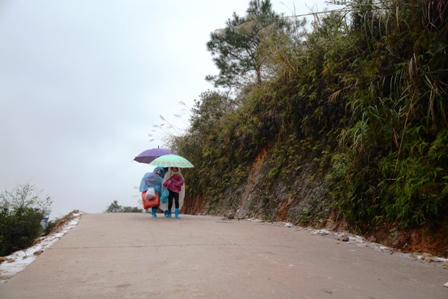 Nụ cười “toả nắng” của trẻ em nơi vùng sương tuyết