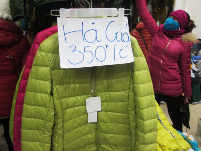 Chợ trung tâm Móng Cái “loạn giá” hàng Trung Quốc ngày cuối năm