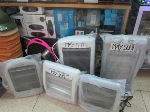 Chợ trung tâm Móng Cái “loạn giá” hàng Trung Quốc ngày cuối năm