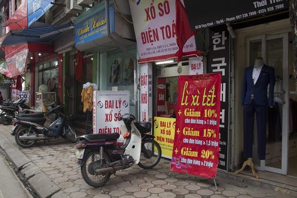 Ma trận hàng “Sale off” gây sốc ngày cận Tết