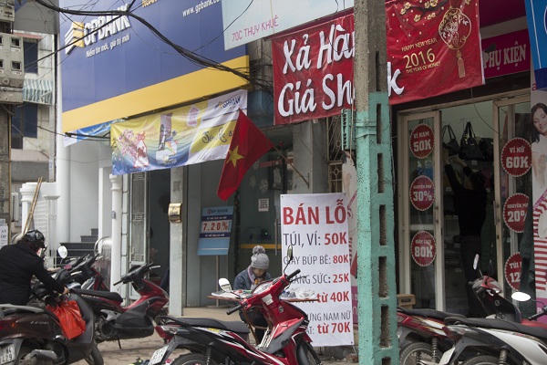 Ma trận hàng “Sale off” gây sốc ngày cận Tết