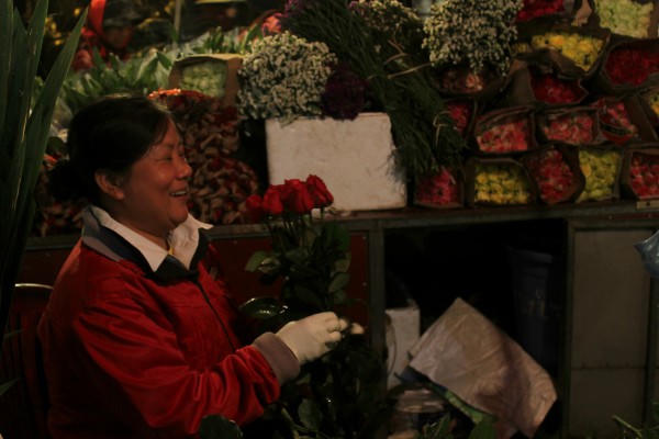 Chợ đêm, điểm hẹn của các loài hoa trong ngày cận Tết