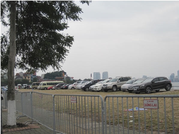 Khác lạ: Khách đi lễ Phủ Tây Hồ được gửi xe miễn phí