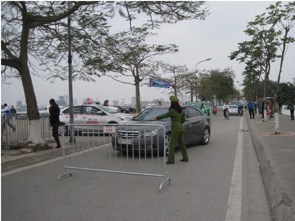 Khác lạ: Khách đi lễ Phủ Tây Hồ được gửi xe miễn phí