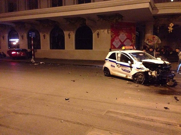 Xế sang “bay” qua đèn đỏ húc taxi vỡ đầu