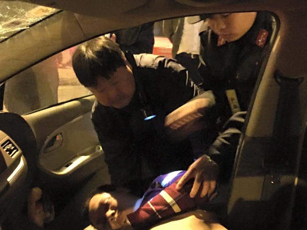 Xế sang “bay” qua đèn đỏ húc taxi vỡ đầu