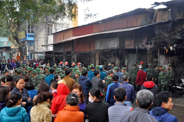 Lửa thiêu rụi 6 ki ốt tạp hóa ở Hà Nội
