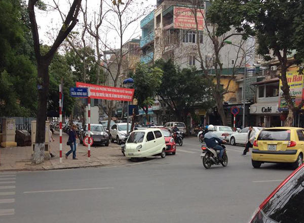 “Ô tô lạ” xuất hiện trên đường phố Hà Nội