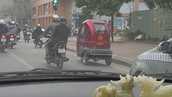 “Ô tô lạ” xuất hiện trên đường phố Hà Nội