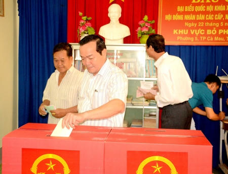 Hàng chục triệu cử tri cả nước thực hiện xong việc bỏ phiếu