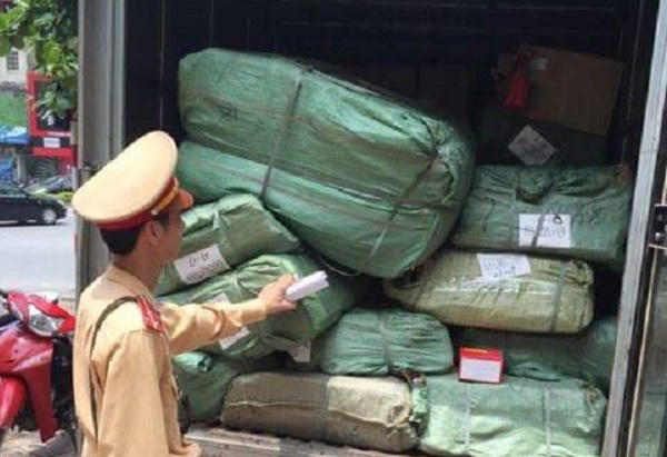 Xe thư báo mang lô go nhà báo chở hàng lậu