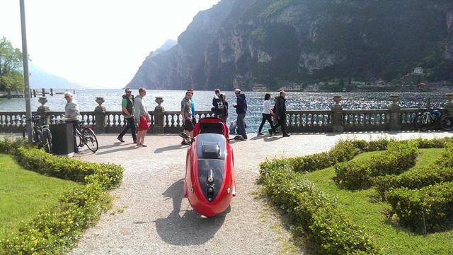 Khám phá chiếc ô tô mui trần chạy bằng sức người