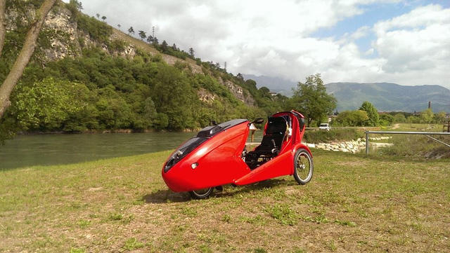 Khám phá chiếc ô tô mui trần chạy bằng sức người