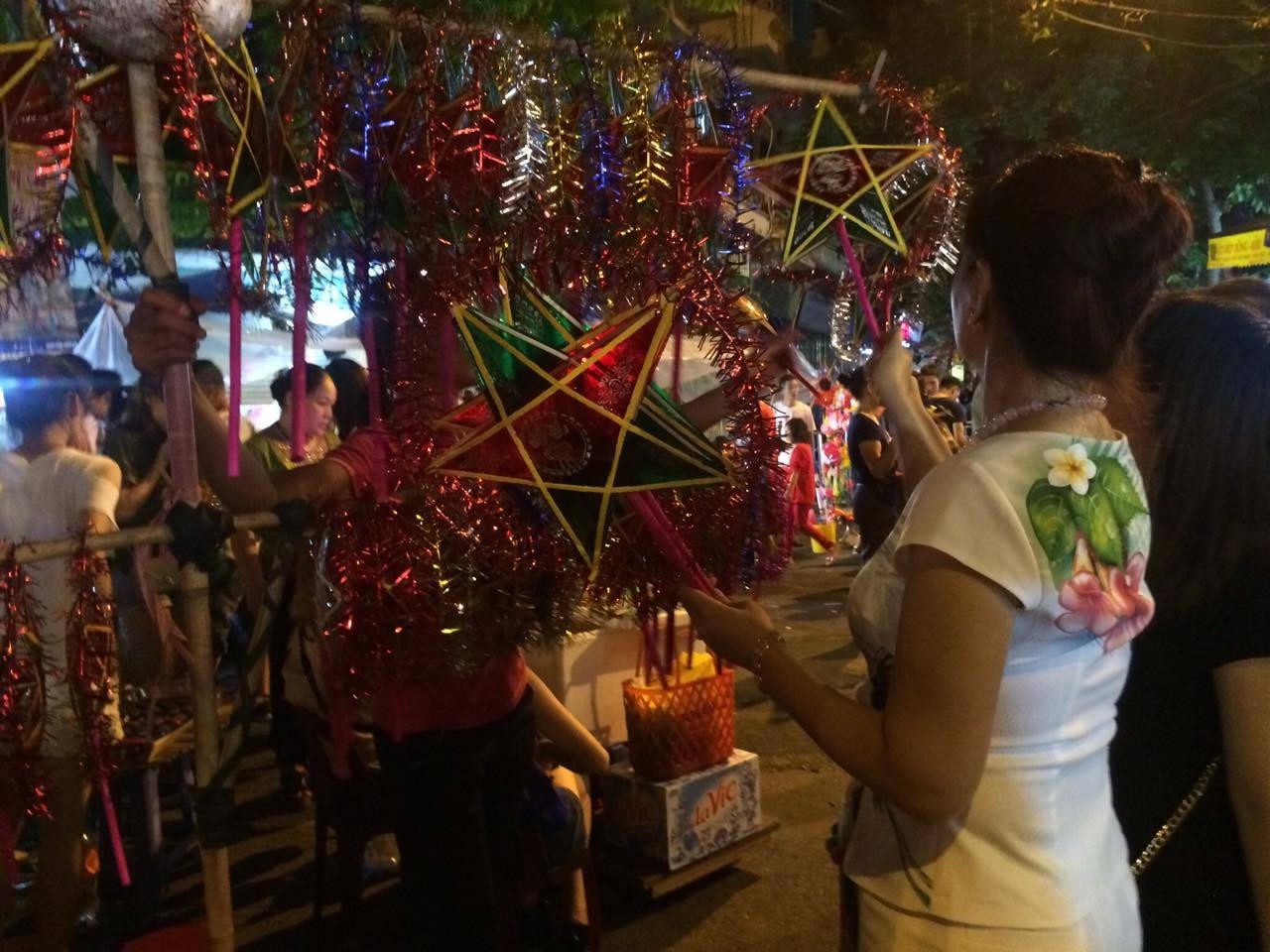 Trẻ em háo hức đón chợ Trung thu truyền thống