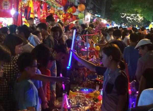 Trẻ em háo hức đón chợ Trung thu truyền thống